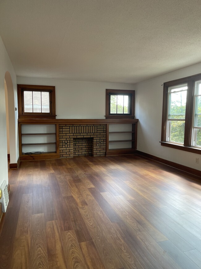 190 Hamilton Dr, Unit 190 Hamilton Drive Upper