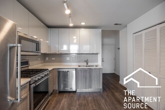 930 W Dakin St, Unit 301 in Chicago, IL - Foto de edificio - Building Photo