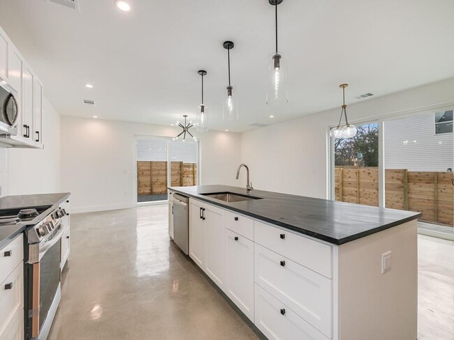 7006 Bennett Ave in Austin, TX - Foto de edificio - Building Photo
