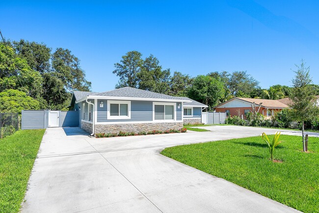 611 Davis Rd in Delray Beach, FL - Building Photo - Building Photo