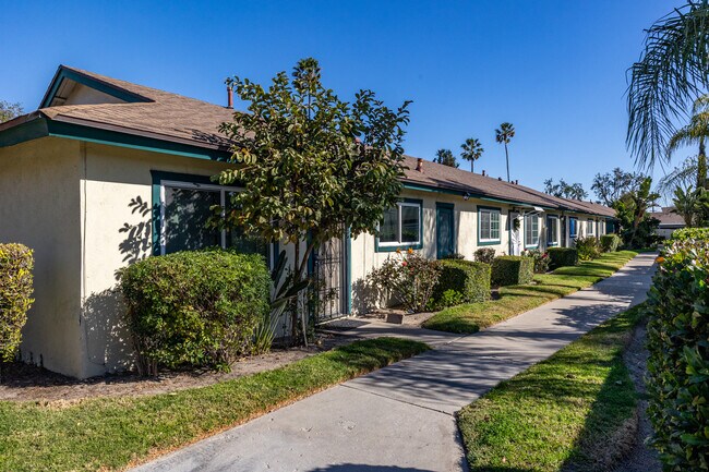 1152 N West St in Anaheim, CA - Foto de edificio - Building Photo