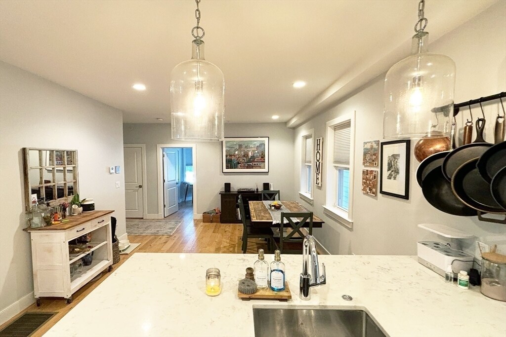 335 Maverick St, Unit #1 in Boston, MA - Building Photo