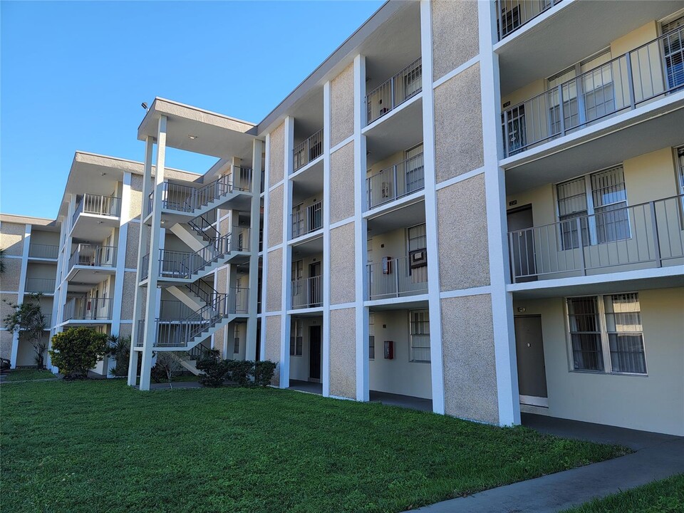 2999 NW 48th Ave, Unit 439 in Lauderdale Lakes, FL - Foto de edificio