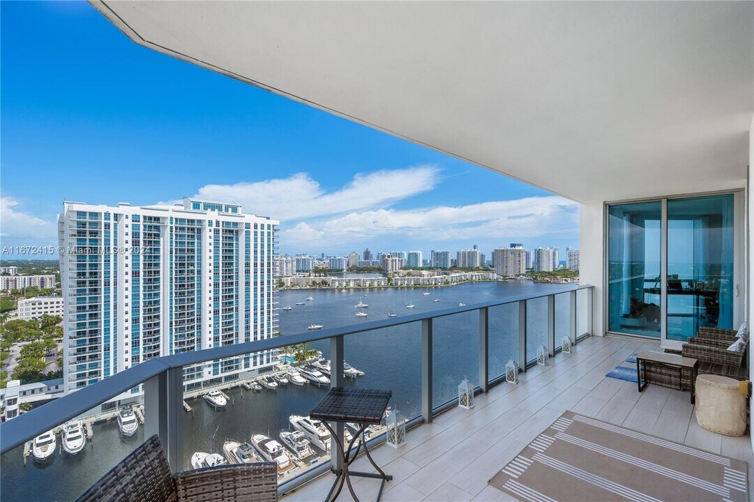 17111 Biscayne Blvd in North Miami Beach, FL - Foto de edificio