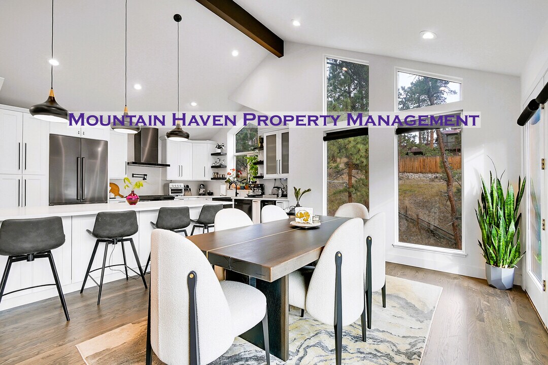 28384 Kinnikinick Rd in Evergreen, CO - Building Photo