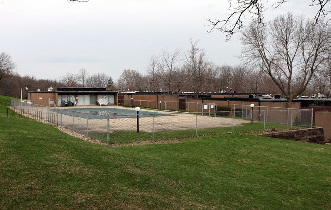 Grand Woodlands Apartments in Tallmadge, OH - Building Photo - Building Photo