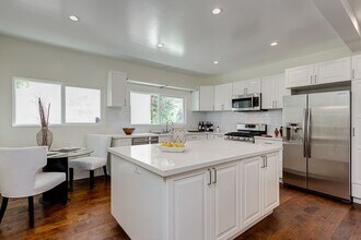 831 S Curson Ave in Los Angeles, CA - Foto de edificio - Building Photo