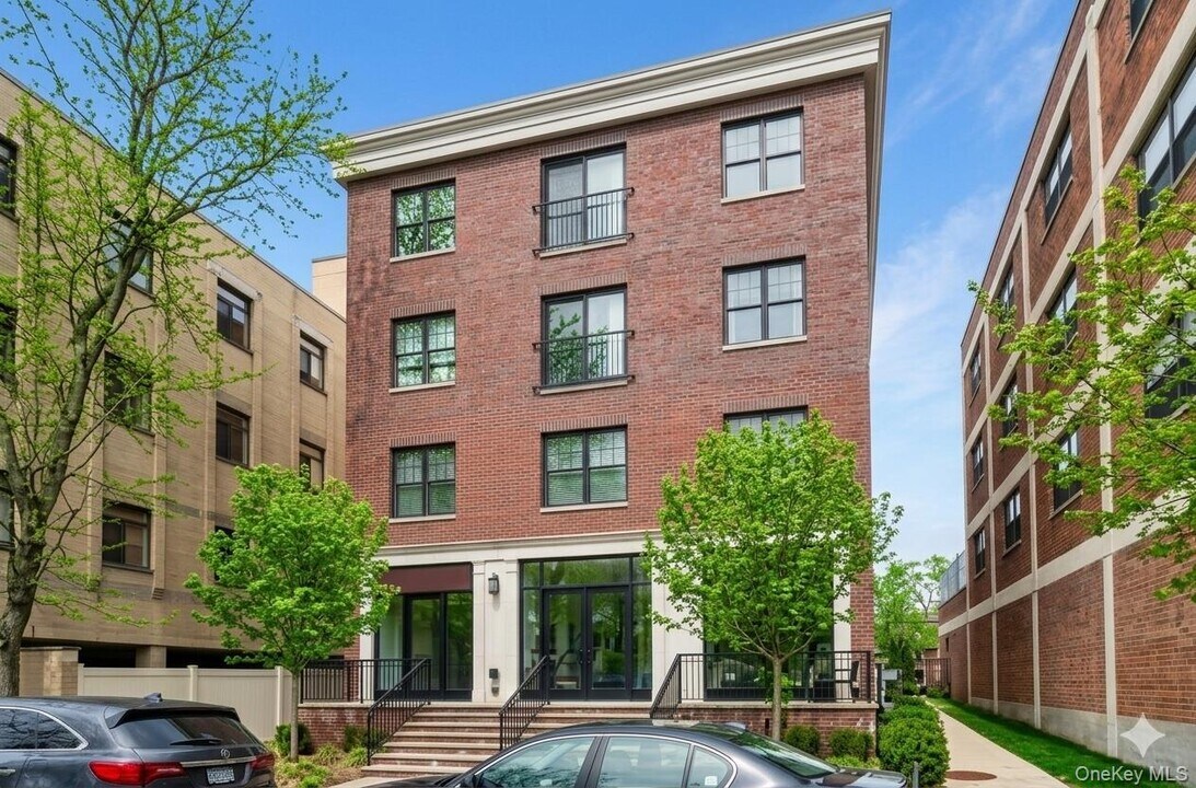 30 Elm Pl in Rye, NY - Building Photo