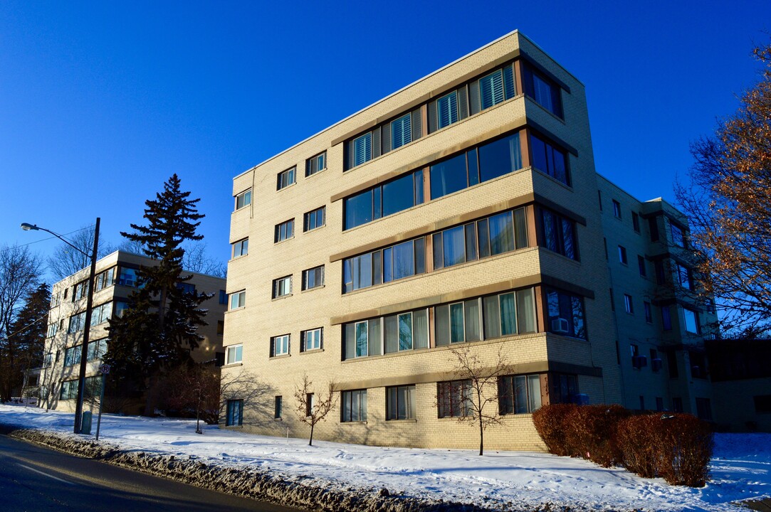 Parkview Manor Condominiums in Flint, MI - Building Photo