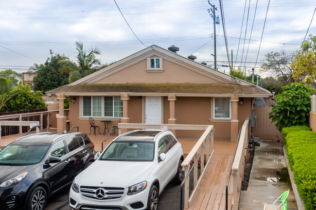 2426 Newport Blvd in Costa Mesa, CA - Foto de edificio - Building Photo