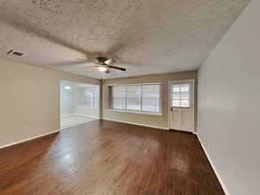 4315 Sloangate Dr in Spring, TX - Foto de edificio - Building Photo