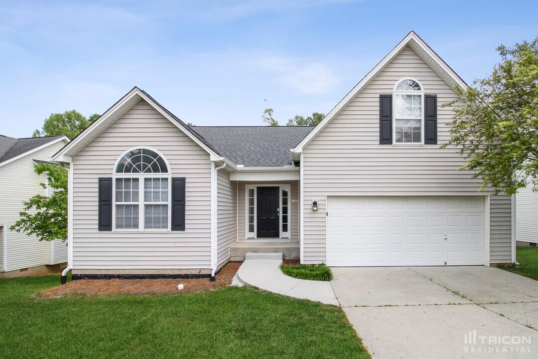 3810 Abbeywood Pl in Jamestown, NC - Building Photo
