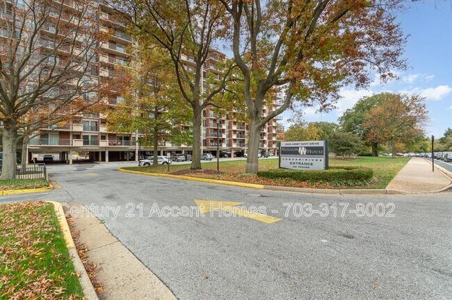 1300 Army Navy Dr in Arlington, VA - Building Photo - Building Photo