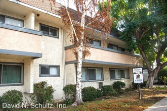 4760 Kester Ave in Sherman Oaks, CA - Foto de edificio - Building Photo