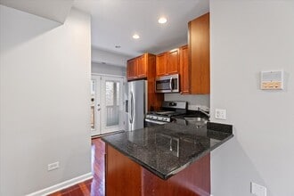 1360 W Greenleaf Ave in Chicago, IL - Building Photo - Building Photo