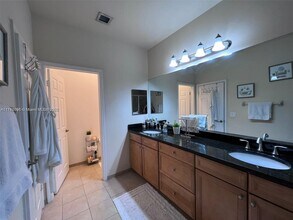 8756 NW 98th Ave in Doral, FL - Building Photo - Building Photo