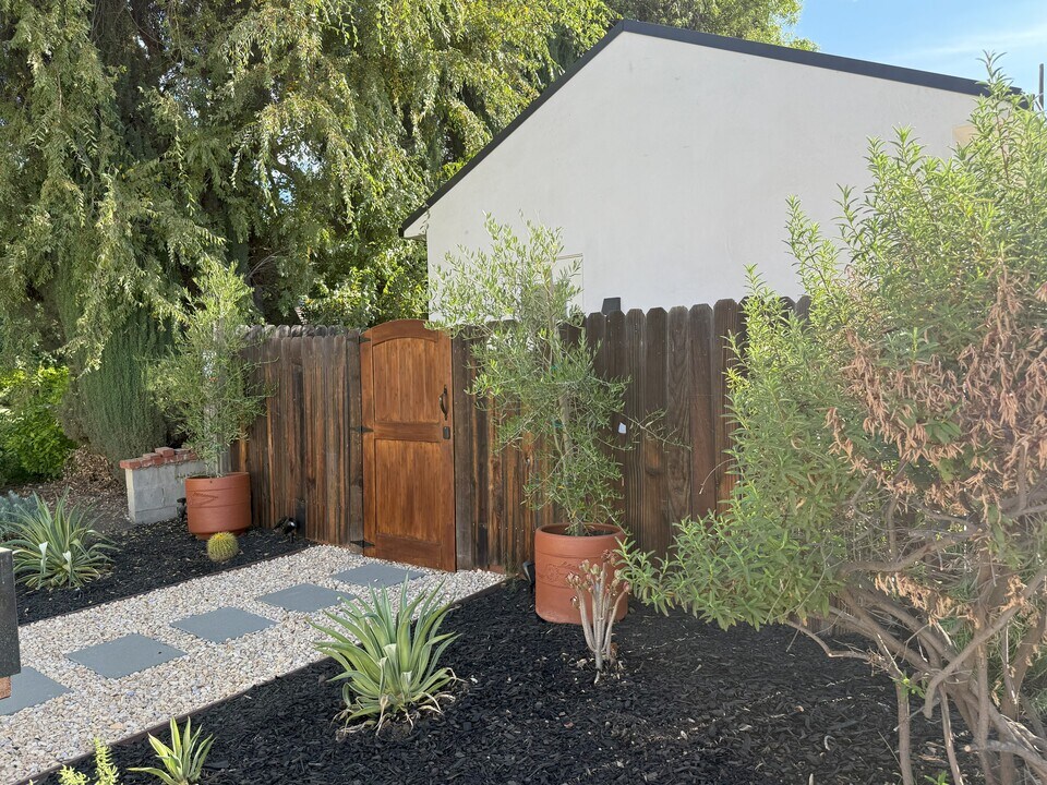 5918 Hinton Ave in Los Angeles, CA - Building Photo