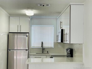 8084 NW 10th St-Unit -4 in Miami, FL - Building Photo - Building Photo