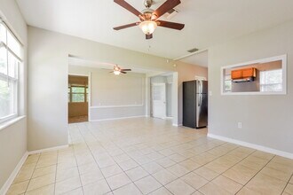 321 W Dicie Ave in Eustis, FL - Foto de edificio - Building Photo