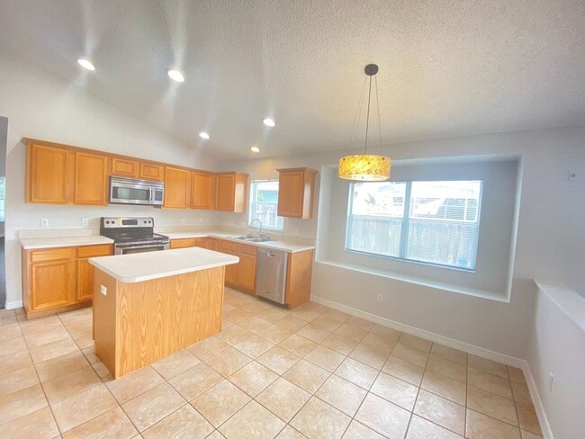 Lake Mary! Ready to Move in!! Spacious 4/ in Lake Mary, FL - Foto de edificio - Building Photo