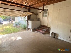 111 N Cedar Ave in Luling, TX - Building Photo - Building Photo