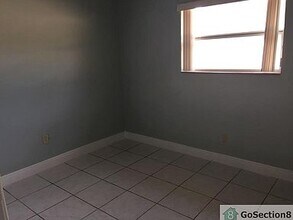 4Plex in Opa Locka, FL - Foto de edificio - Building Photo