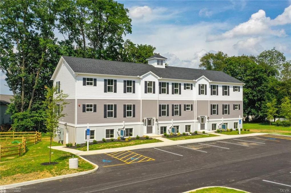 315 E Stone Aly in Alburtis, PA - Foto de edificio