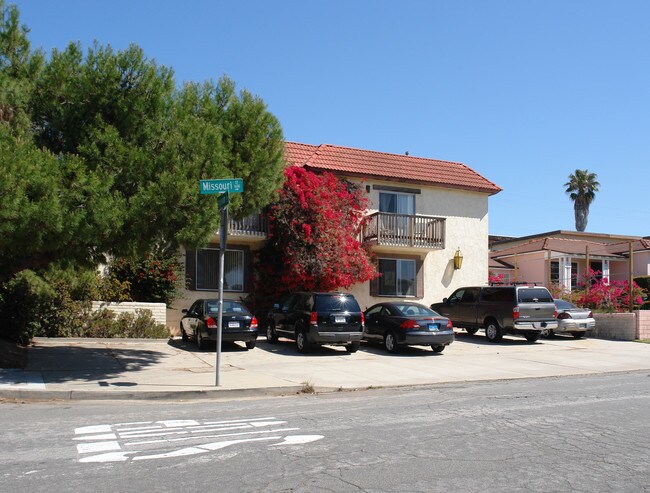 4755 Ingraham St in San Diego, CA - Foto de edificio - Building Photo