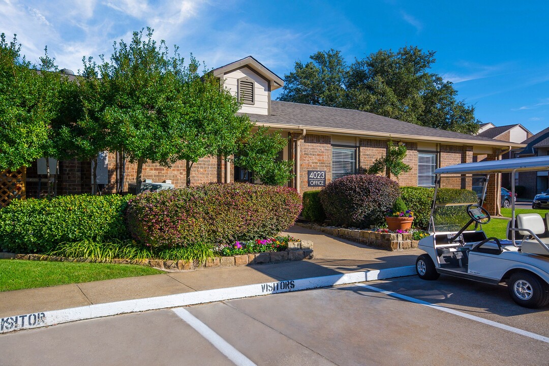 Woodmeade in Irving, TX - Building Photo