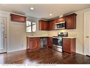 3223 SE 122nd Ave in Portland, OR - Foto de edificio - Building Photo