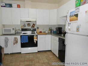 4 Davis Ave in Brookline, MA - Building Photo - Building Photo