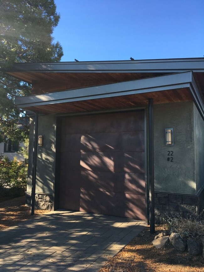 2 NW Shasta Pl in Bend, OR - Foto de edificio - Building Photo
