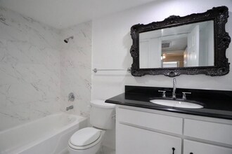 5929 Queensloch Dr, Unit 235 in Houston, TX - Building Photo - Building Photo