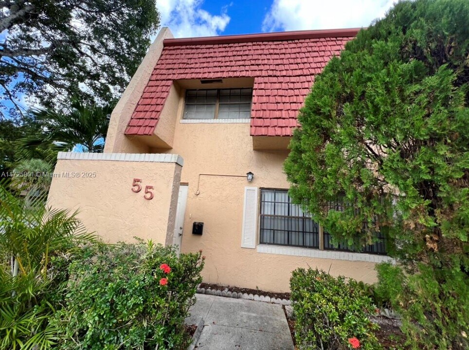 55 Pleasant Hill Ln in Tamarac, FL - Building Photo