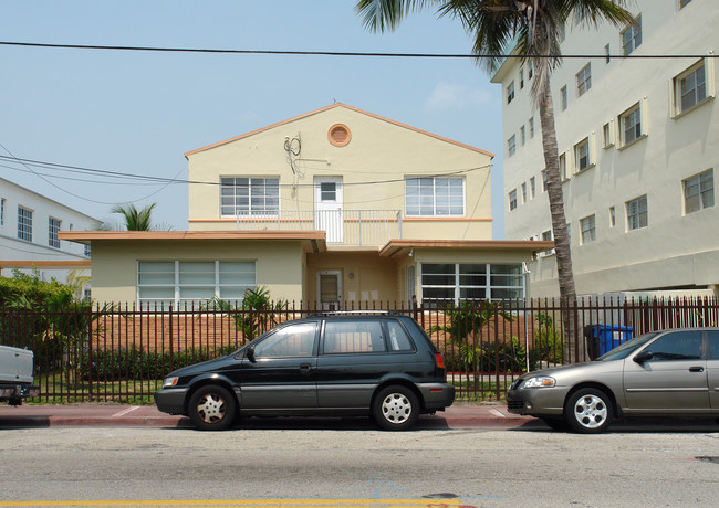 8240 Byron Ave in Miami Beach, FL - Building Photo - Building Photo