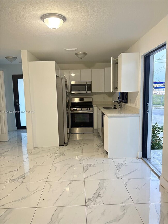 6280 NW 22nd Ct in Miami, FL - Building Photo - Building Photo