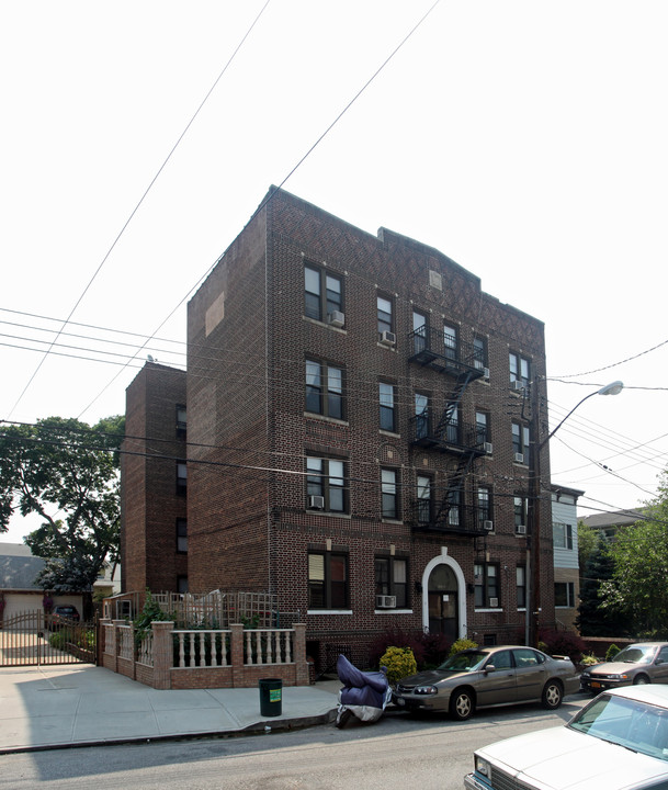 101-43 95th St in Ozone Park, NY - Building Photo