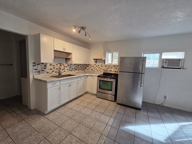 621 Edith Blvd SE, Unit B in Albuquerque, NM - Building Photo - Building Photo