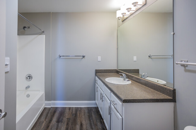 Number 10 Main Street Apartments in Memphis, TN - Building Photo - Interior Photo