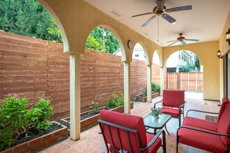 5617 Katherine Ave in Van Nuys, CA - Foto de edificio - Building Photo