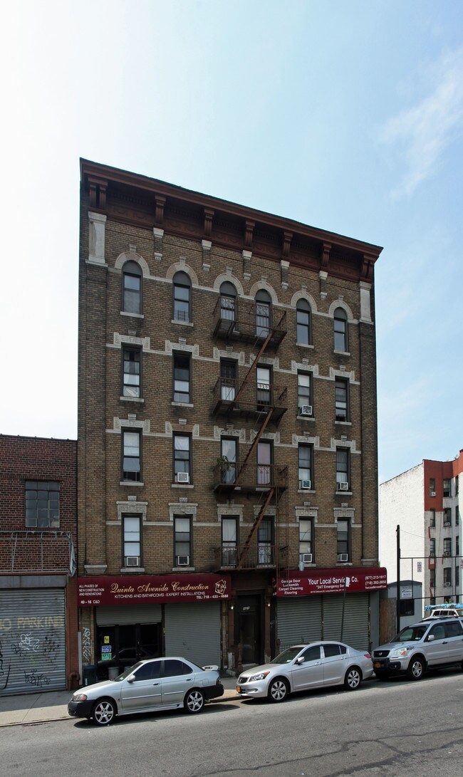 40-16 Crescent St in Long Island City, NY - Building Photo - Building Photo