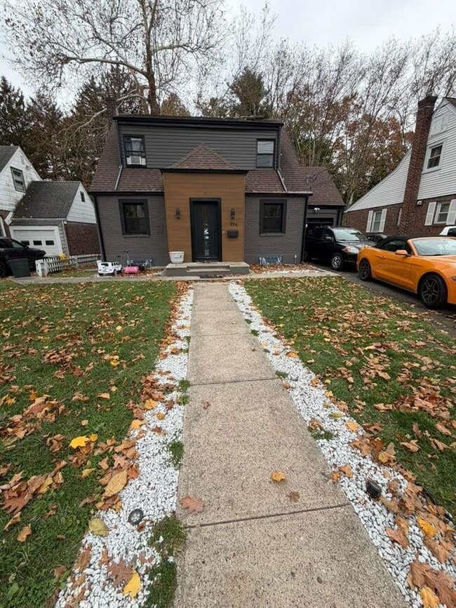 property at 996 Palisade Ave