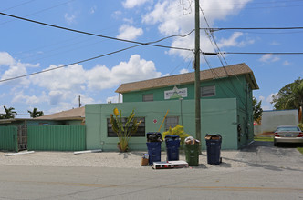 2433 N Dixie Hwy in Wilton Manors, FL - Building Photo - Building Photo