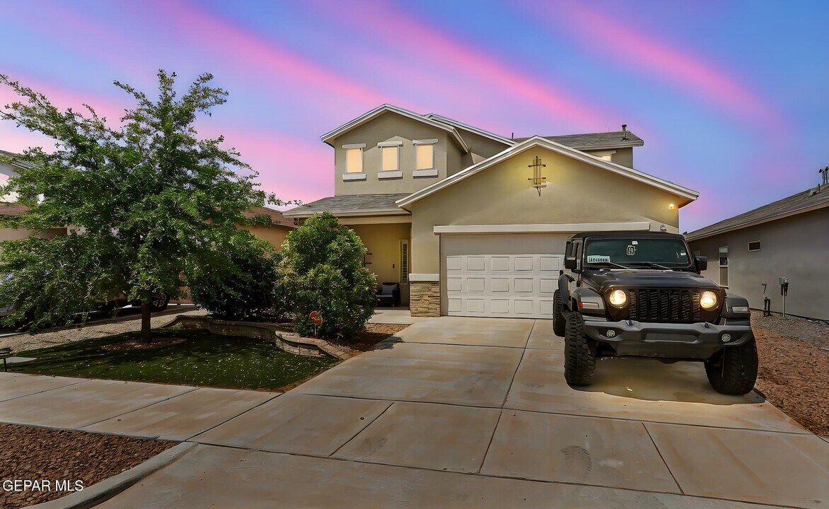 3945 Desert Dunes Dr in El Paso, TX - Building Photo