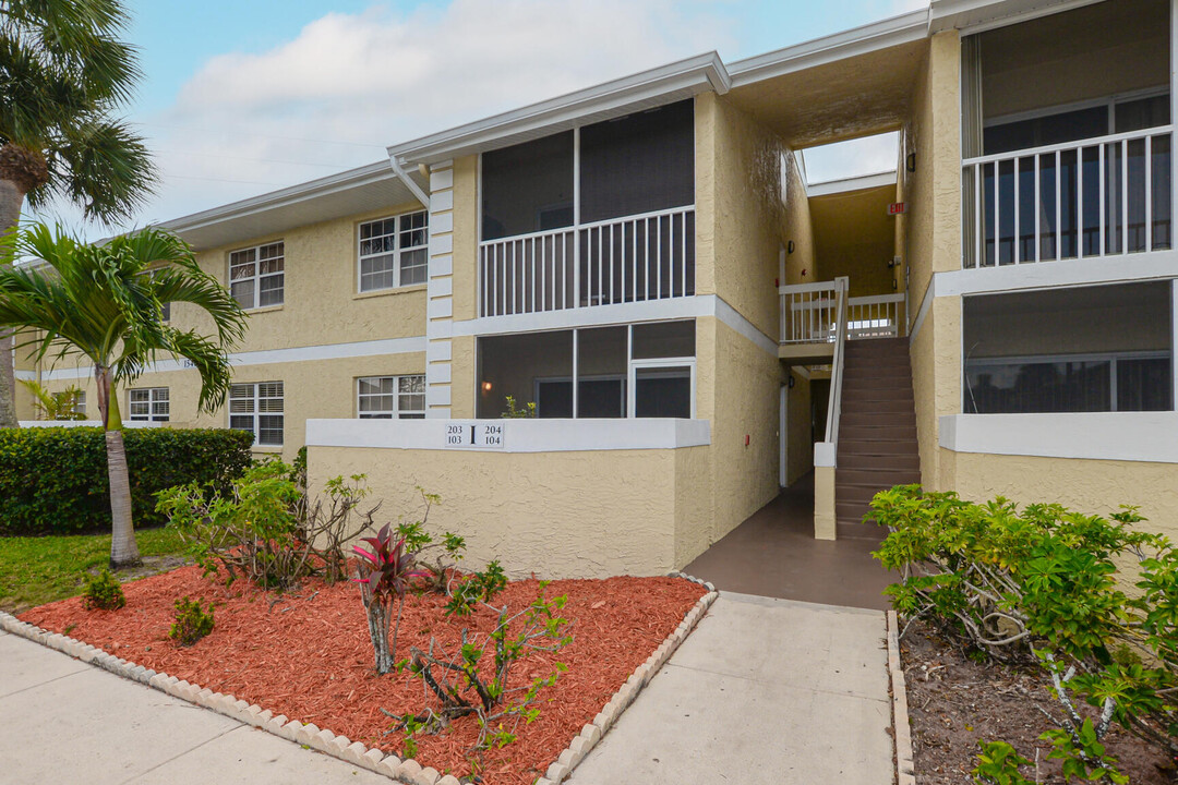 1540 SE Royal Green Cir in Port St. Lucie, FL - Building Photo