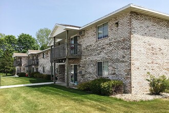 STURGEON BAY APARTMENTS in Sturgeon Bay, WI - Building Photo - Building Photo