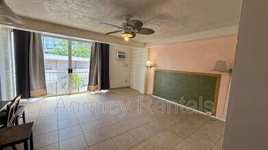 2406 Kuhio Ave. in Honolulu, HI - Building Photo - Building Photo