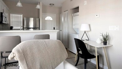 3695 Island Club Dr, Unit 3743-24 in North Port, FL - Foto de edificio - Building Photo