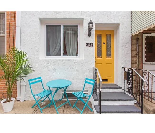 property at 823 S Hutchinson St