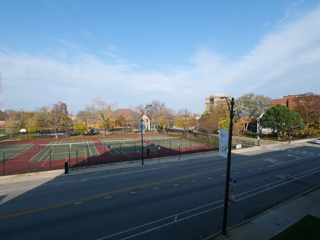 5411 W Lawrence Ave, Unit 2A in Chicago, IL - Foto de edificio - Building Photo